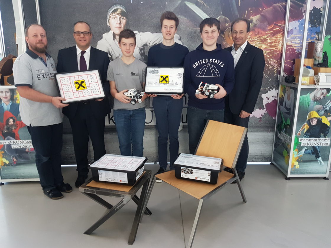 LEGO-Mindstorms-Bausätze übergeben